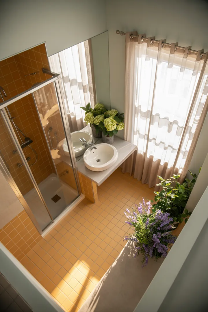 Ein stilvolles, modernes Badezimmer mit eleganten Fliesen, einer großzügigen Badewanne und geschmackvollen Accessoires, ideal für die kreative Raumgestaltung.