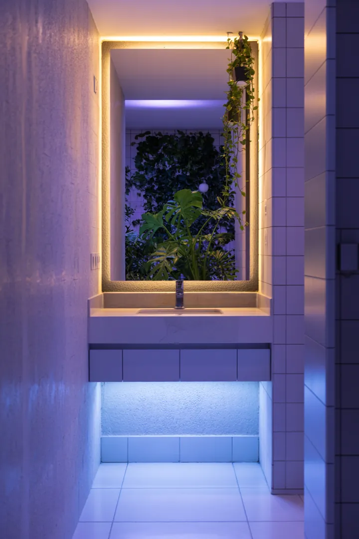 Ein stilvolles Badezimmer mit eleganten Armaturen, modernen Fliesen und geschmackvoller Dekoration, ideal für eine inspirierende Badezimmerausstattung.