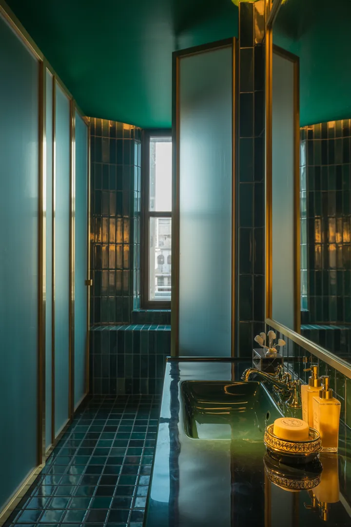 Ein modernes Badezimmer mit stilvollen Armaturen, eleganten Fliesen und funktionaler Beleuchtung, das zeitgemäße Badezimmerausstattung perfekt in Szene setzt.