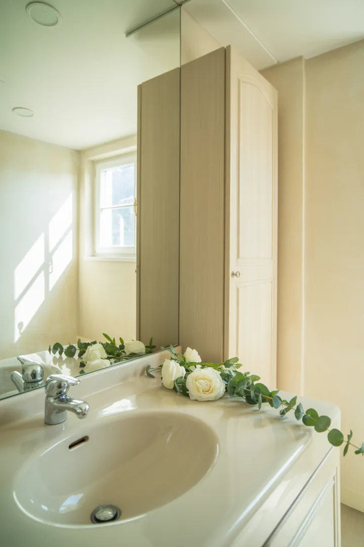 Ein stilvoller Aufbewahrungsschrank für Badezimmer, der eleganten Stauraum bietet und das Gesamtbild des Raumes harmonisch ergänzt. Ideal für Ordnung und Design.