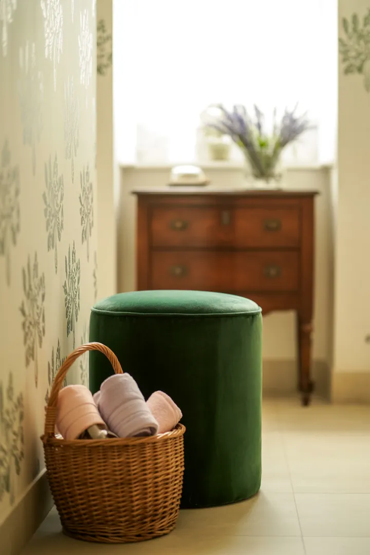 Helles, stilvolles Raumkonzept für die Umgestaltung eines kompakten Badezimmers mit modernen Möbeln und cleveren Farbideen, die Platz und Licht optimieren.