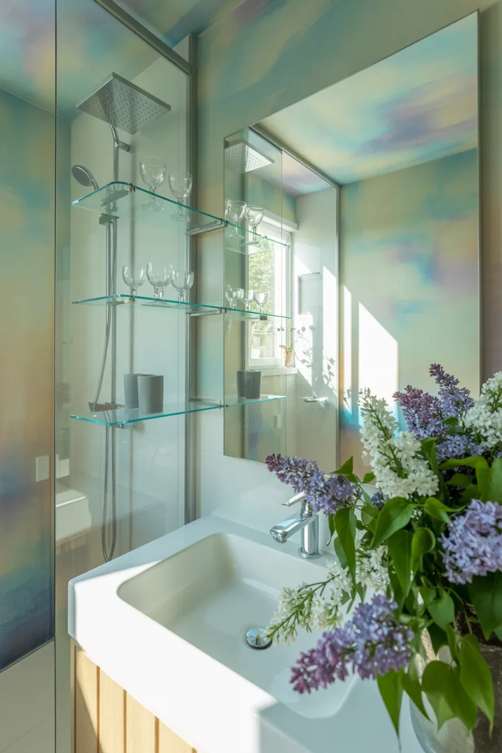 Helles, stilvolles Badezimmer mit cleveren Möbeln und natürlichen Farbtönen, das Platz optimal nutzt und einladend wirkt. Innovative Ideen für eine ansprechende Umgestaltung.