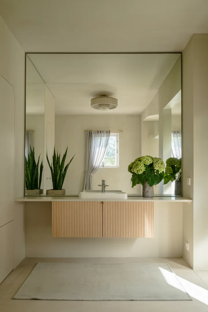 Kreative Gestaltungsideen für einen begrenzten Raum, die ein gemütliches und funktionales Ambiente schaffen, mit natürlichen Farbtönen und stilvollen Möbeln.