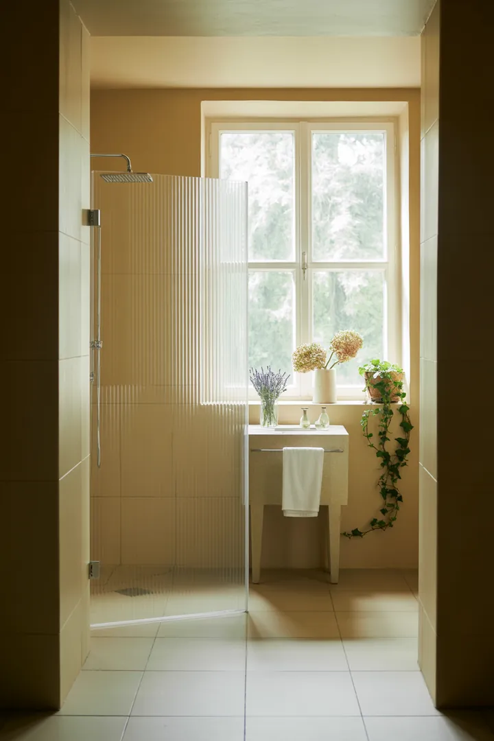 Moderne Gestaltung eines kompakten Raumes mit hellen Farben und funktionalen Möbeln, die den Platz optimieren und eine einladende Atmosphäre schaffen.