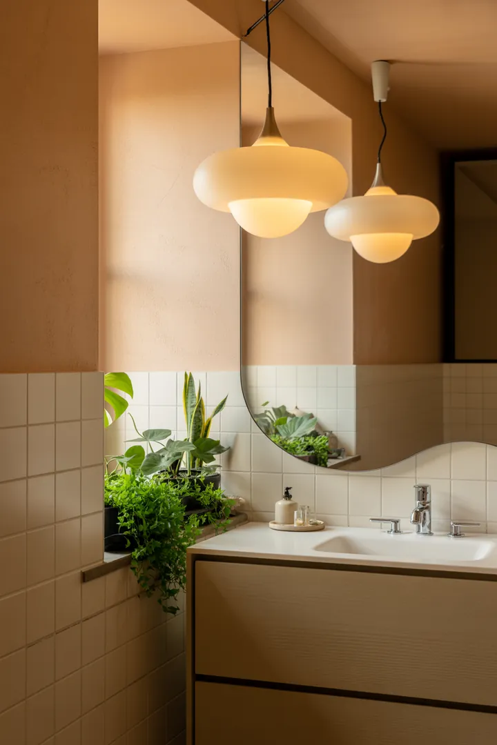 Helles und stilvolles Badezimmer mit cleveren Möbeln, die Platz sparen, und einer harmonischen Farbpalette, die den Raum größer erscheinen lässt. Perfekte Gestaltungsideen für kleine Räume.