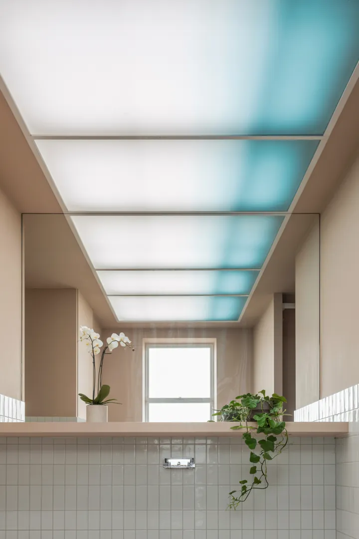 Ein stilvoll gestalteter Raum mit optimaler Nutzung des begrenzten Platzes, der helle Farben und moderne Möbel kombiniert, um ein einladendes und funktionales Ambiente zu schaffen.