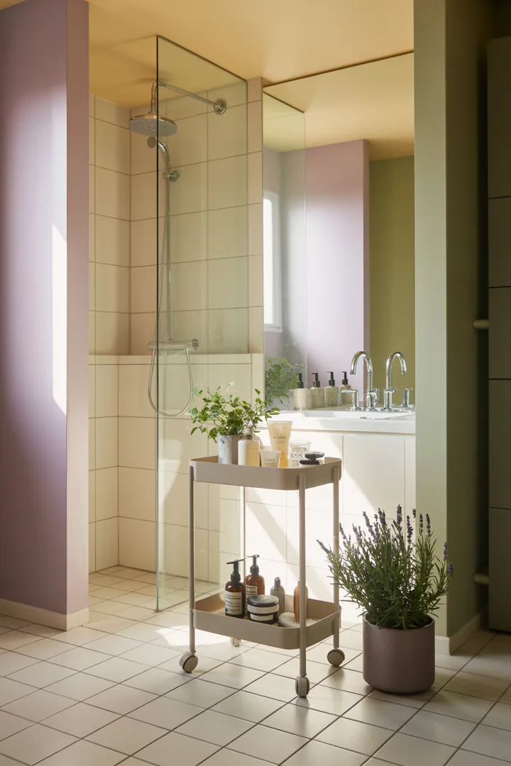 Ein stilvolles und funktionales Minibad mit modernen Möbeln, cleverer Raumnutzung und sanften Farben, das eine einladende Atmosphäre schafft und optisch größer wirkt.