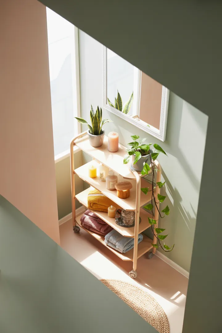 Ein stilvoll gestalteter Raum mit cleverer Nutzung von Platz, hellen Farben und funktionalen Möbeln, die einem kompakten Sanitärbereich ein großzügiges Gefühl verleihen.