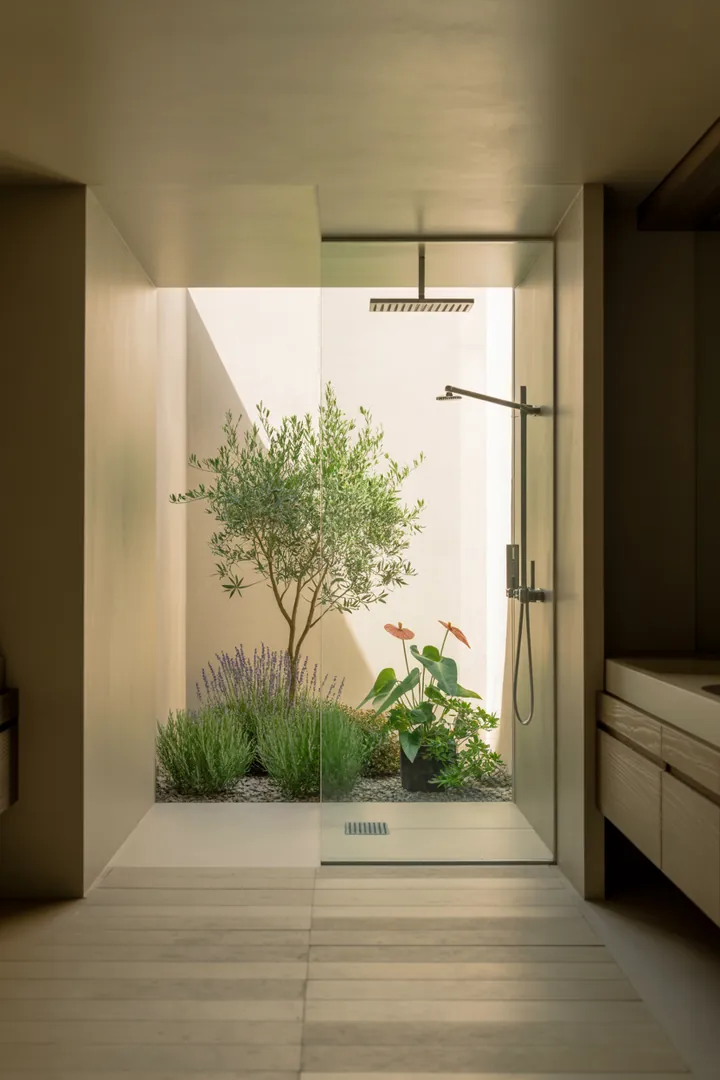 Kompakte, stilvolle Raumgestaltung mit cleveren Lösungen für eine ansprechende Atmosphäre in einem begrenzten Sanitärbereich.