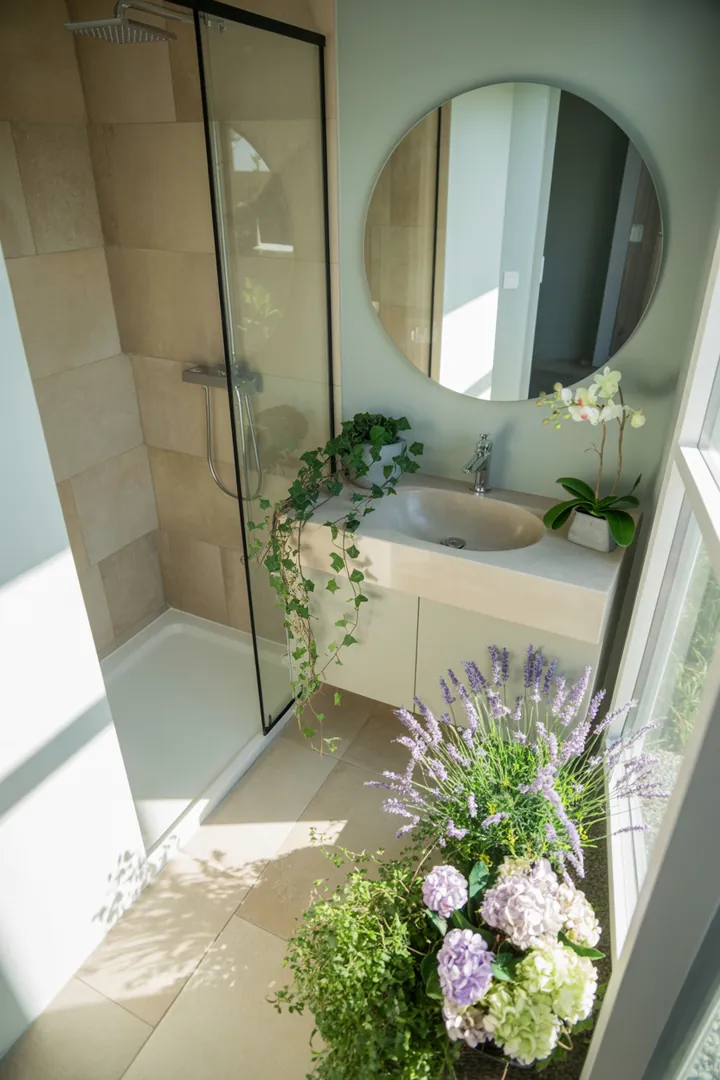 Ein stilvolles, kompaktes Badezimmer mit cleveren Möbellösungen, hellen Farben und funktionalen Designs, die den Raum großzügiger erscheinen lassen. Inspirierende Ideen für die Gestaltung.