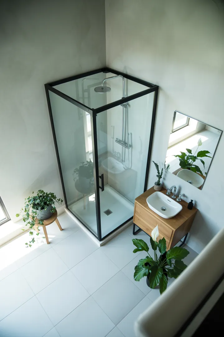 Ein stilvoll gestalteter, heller Raum mit cleveren Möbeln und natürlichen Farben, der den Eindruck von mehr Platz vermittelt und kreative Ideen für die Umgestaltung eines kompakten Badezimmers bietet.