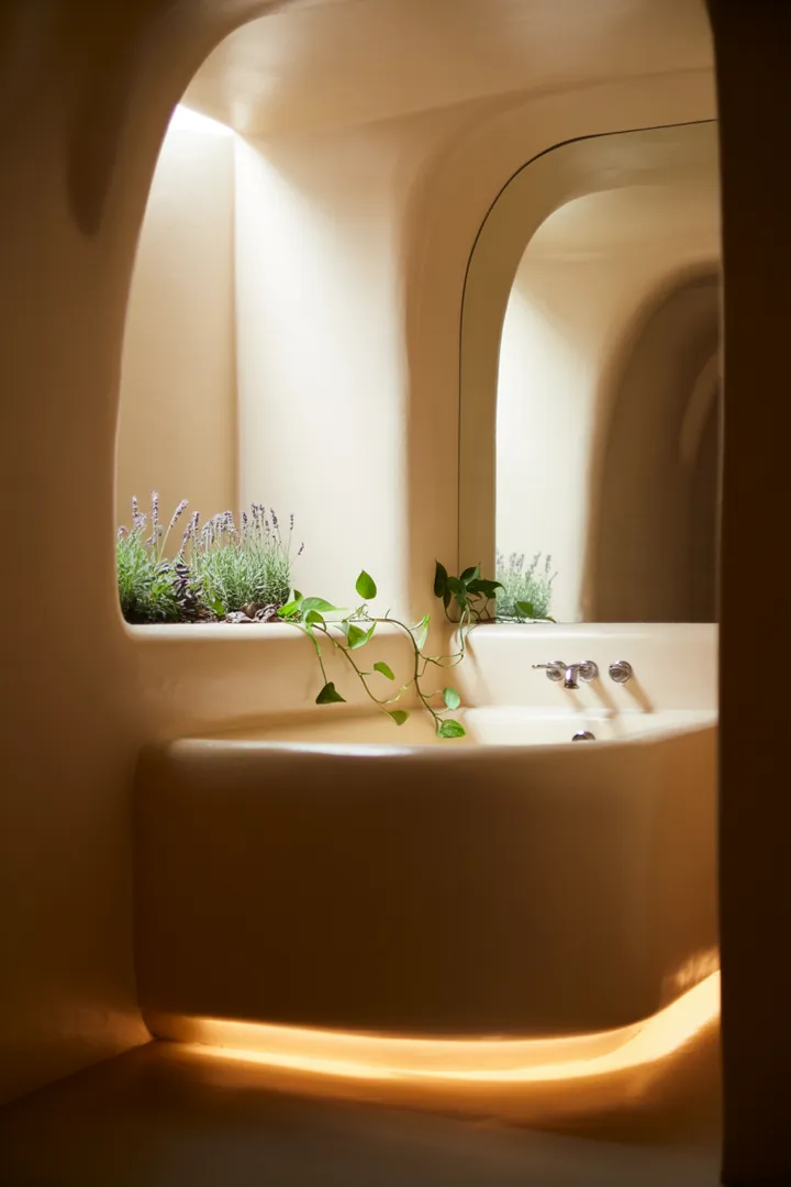 Helles, modernes Badezimmer mit cleveren Stauraumlösungen, die einen offenen Raum schaffen, und beruhigenden, neutralen Farbtönen für ein luftiges Ambiente.