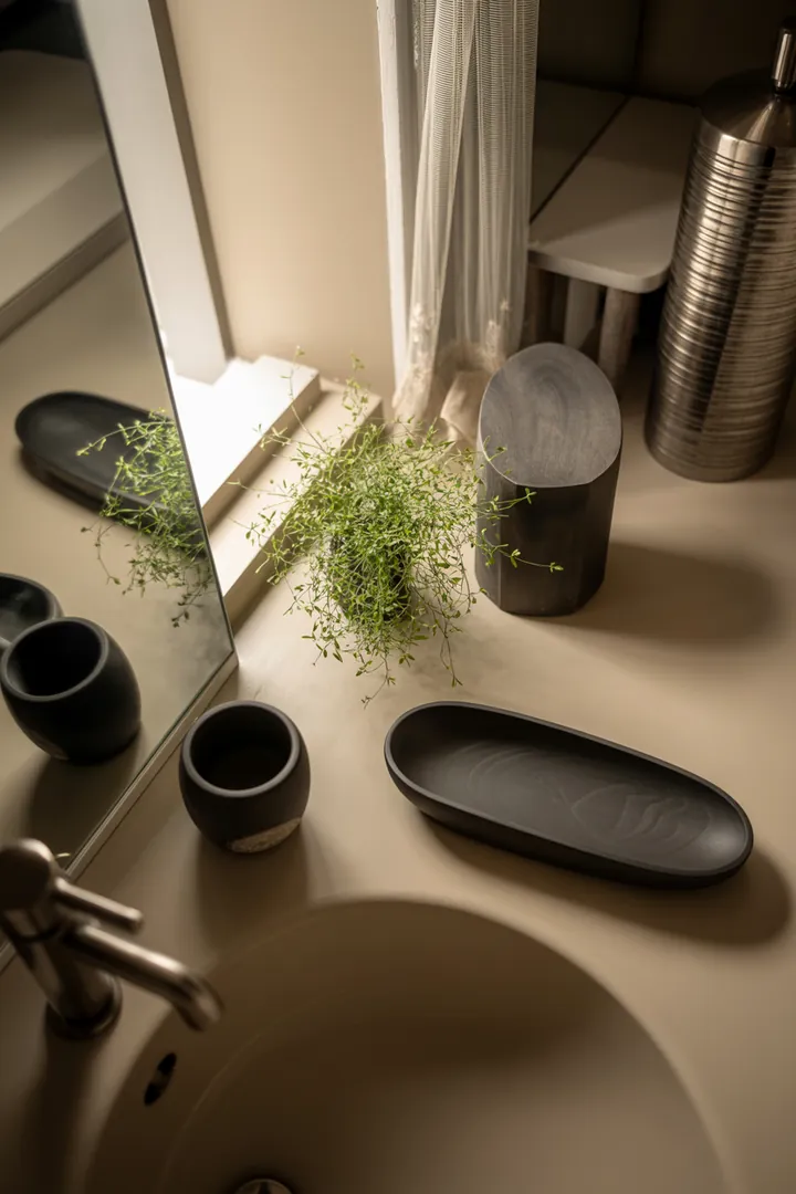 Helles, modern gestaltetes Badezimmer mit cleverem Stauraum, großen Spiegeln und neutralen Farbtönen, das optimalen Komfort in einem kompakten Raum bietet.