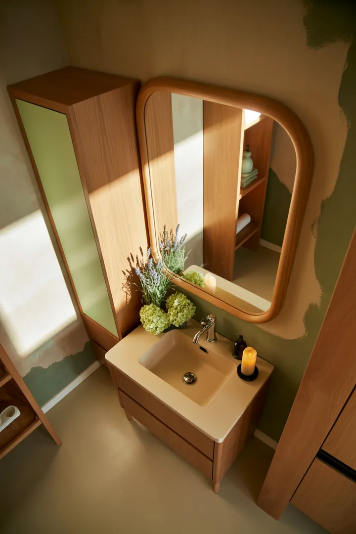 Helles, funktionales Badezimmer mit cleveren Möbeln und natürlichen Farben, das den Raum größer erscheinen lässt und kreative Gestaltungsideen bietet.