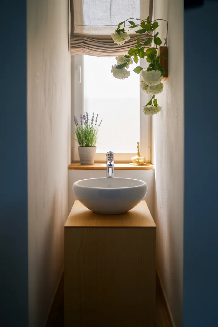 Ein stilvolles und funktionales Raumkonzept zeigt, wie man mit cleveren Möbeln und Farbgestaltung ein kompaktes Badezimmer optisch erweitern und modern gestalten kann.