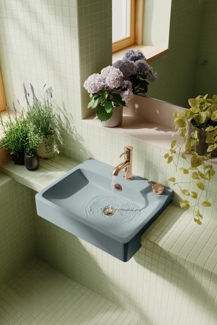 Kreative Gestaltungsideen für ein kompaktes Badezimmer, um mehr Raum zu schaffen und natürliche Farben harmonisch zu integrieren.