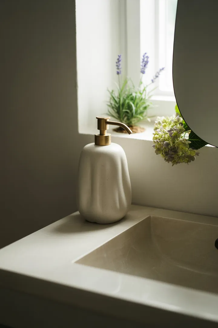 Ein stilvolles, kompaktes Badezimmer mit cleveren Aufbewahrungslösungen, hellen Farben und modernen Akzenten, die den Raum einladender und geräumiger erscheinen lassen.