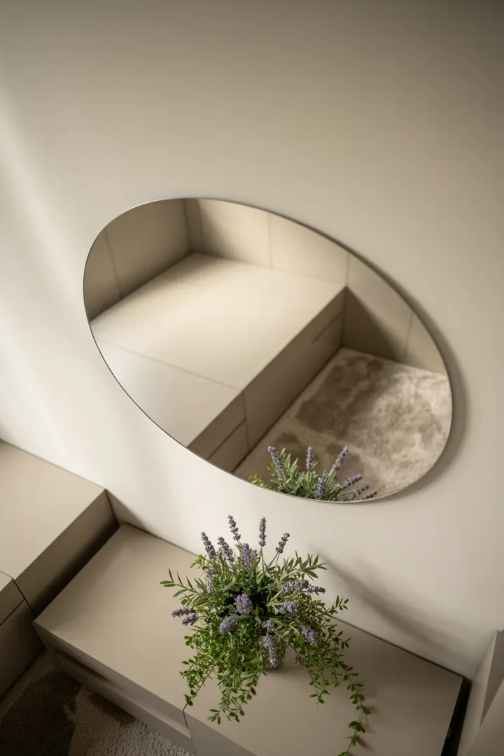 Ein stilvoll eingerichteter, kompakter Raum mit cleverem Design, der durch helle Farben und funktionale Möbel optisch erweitert wirkt. Inspirierende Ideen für die Umgestaltung eines kleinen Sanitärraums.