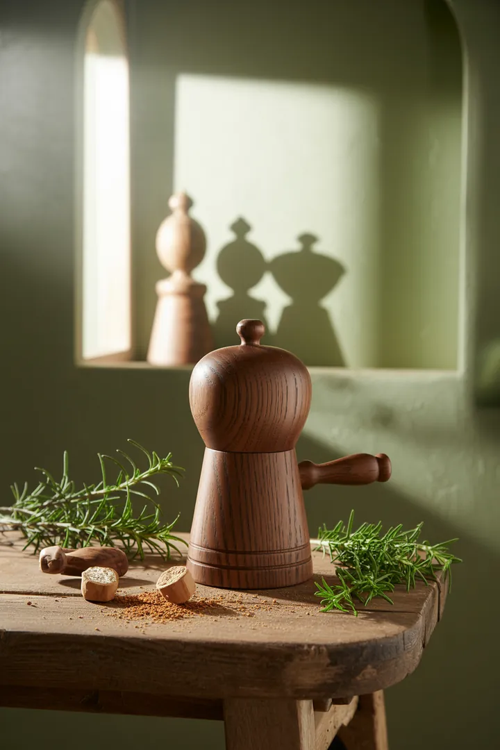 Elegante Mühle aus hochwertigem Material, ideal zum Mahlen von Gewürzen, mit einem effizienten Ersatzmahlwerk für Pfeffer und Salz.