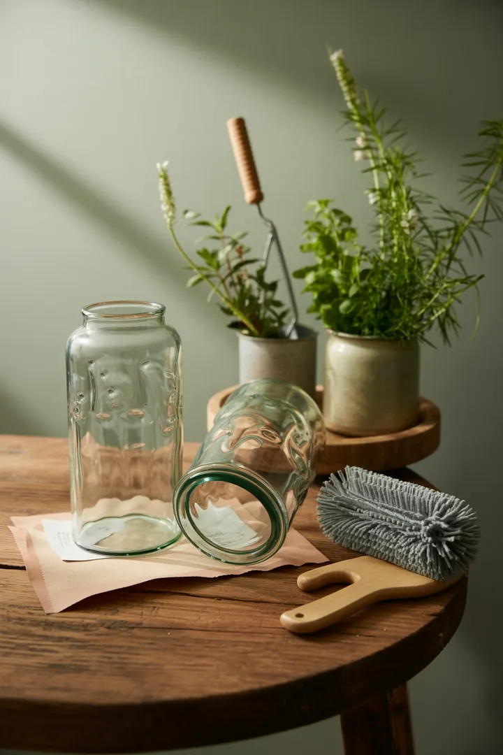 Ein Set mit verschiedenen Reinigungswerkzeugen, darunter vielseitige Spülbürsten, eine Dosenbürste und weiche Mikrofasertücher, ergänzt durch praktische Ersatzdeckel für eine effiziente Haushaltspflege.