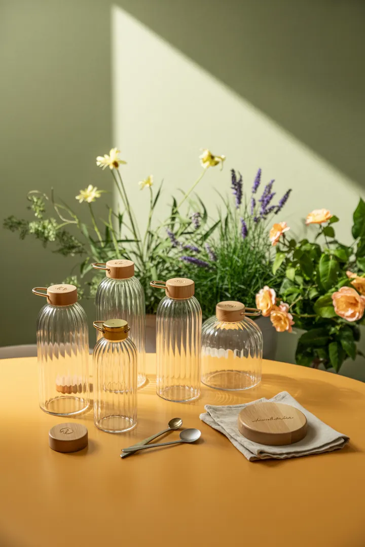 Ein Set von Reinigungswerkzeugen, darunter spezielle Bürsten und Dichtungen, ideal für die Pflege von Vakuumdosen und Spülmaschinenkörben, sorgt für optimale Hygiene.