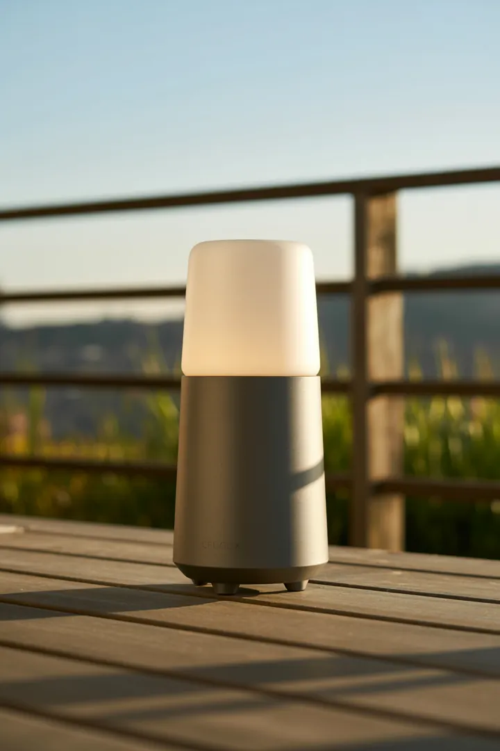 Akku-Lampe Outdoor als kabellose, flexible Lichtquelle für Balkon oder Terrasse, dimmbar und leicht zu verstauen ohne Stolperfallen durch Kabel.