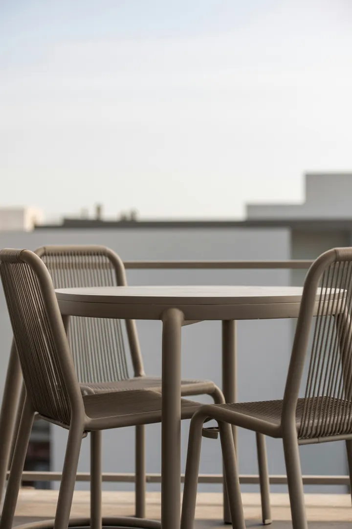 Balkonset aus Tisch und Stühlen als kompakter Sitzplatz, funktioniert nur mit passenden Maßen für Laufweg und mit wetterfesten, möglichst klappbaren Komponenten.