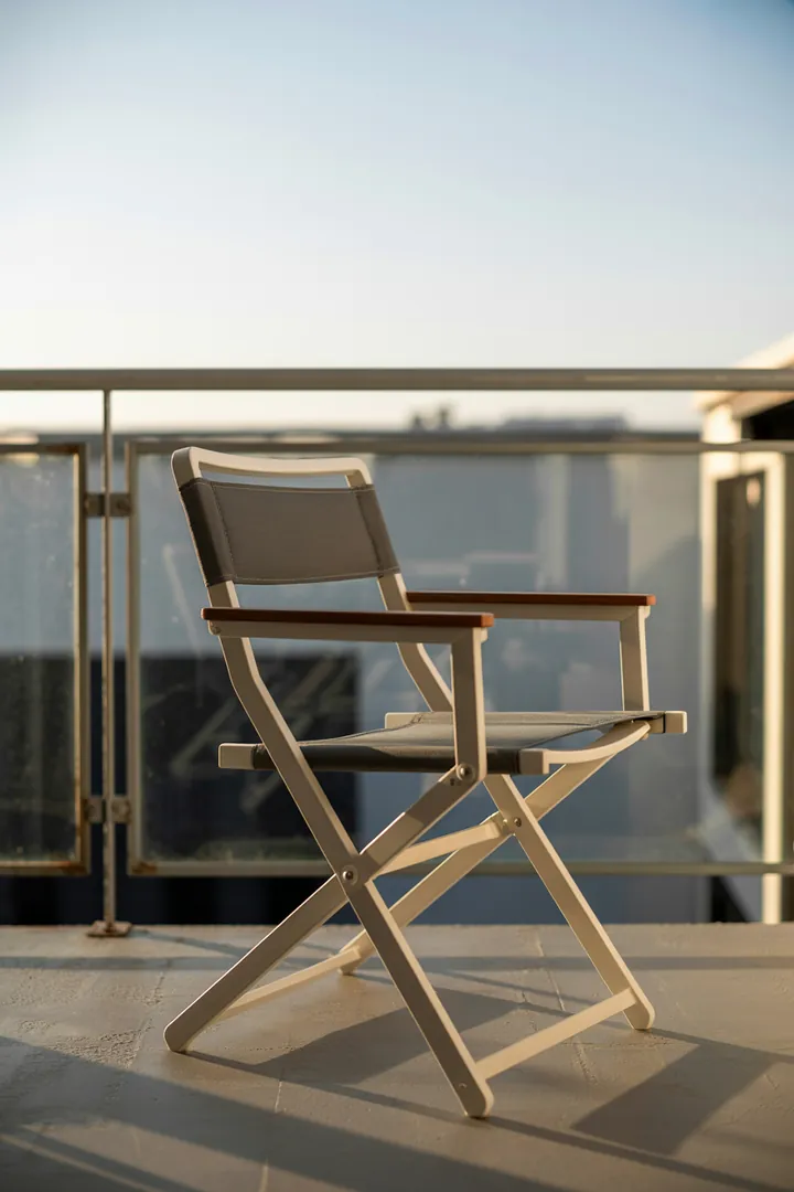 Klappbarer Balkonstuhl als platzsparende Sitzlösung, alltagstauglich nur mit stabiler Klappmechanik und wetterfestem Material, das draußen nicht schnell rostet.