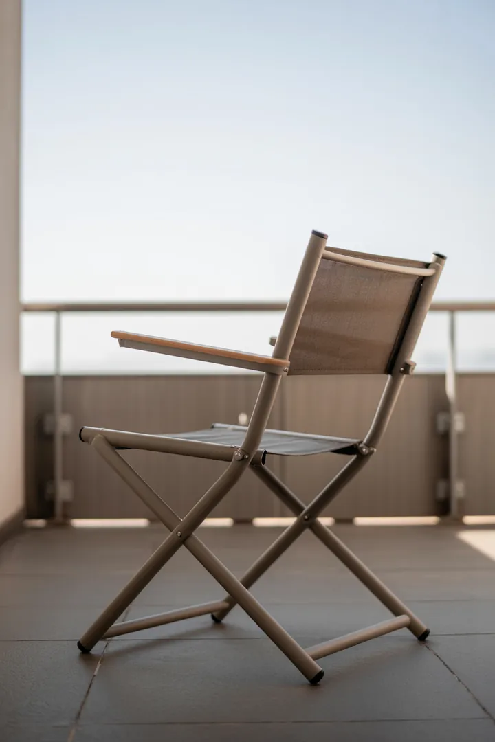 Klappbarer Balkonstuhl als platzsparende Sitzlösung, wetterfest und schnell verstaubar auf kleinen Balkonen.