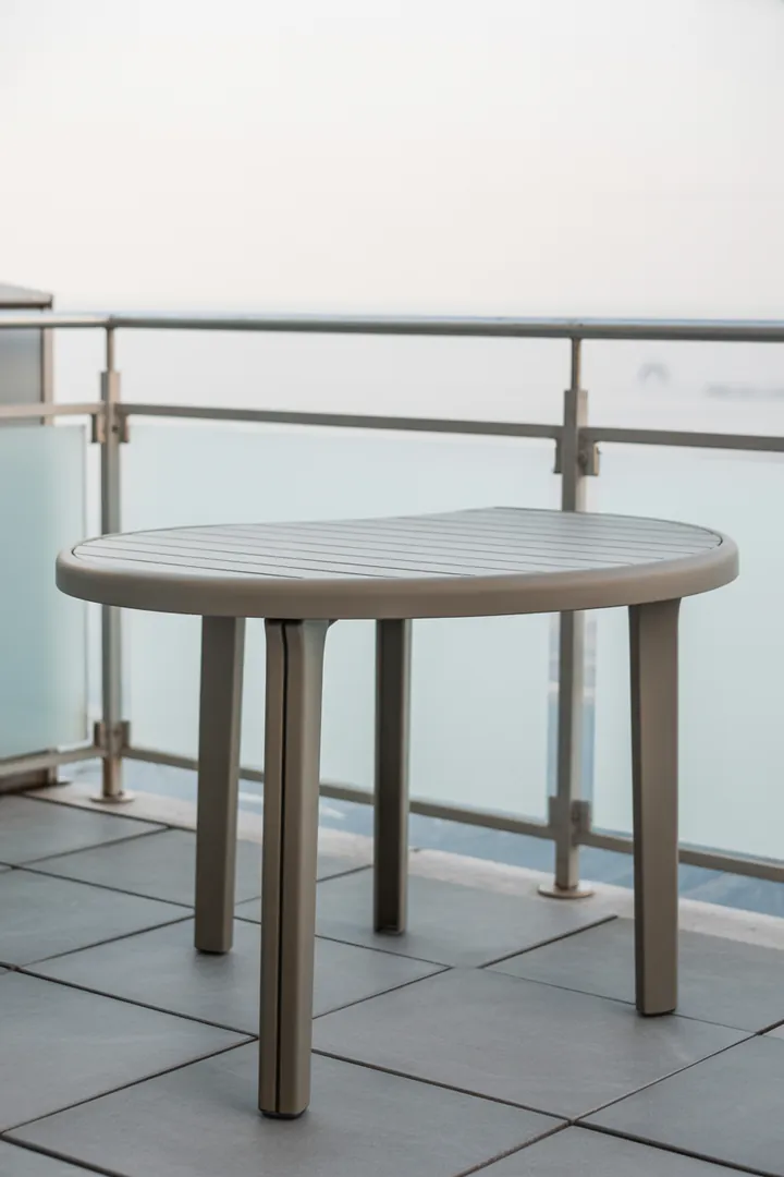 Halbrunder Balkontisch als platzsparende Ess- und Ablagefläche für schmale Balkone mit freien Laufwegen.