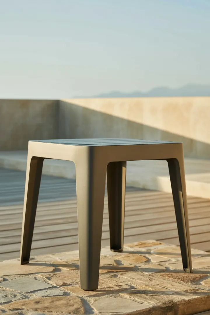 Wetterfester Outdoor-Beistelltisch als flexible Ablage neben Lounge oder Liege auf Terrasse oder Balkon.