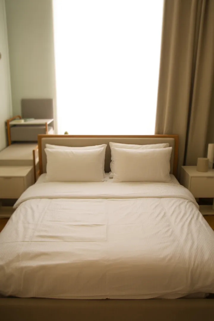 Bett 140x200 als platzsparendes Doppelbettformat für kleine Schlafzimmer, mit guter Verfügbarkeit bei Matratzen und Bettwäsche.