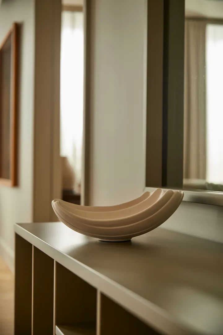 Deko-Schale als definierte Ablage für Schlüssel und Kleinteile, ideal im Flur, damit Alltagssachen nicht überall verteilt liegen.