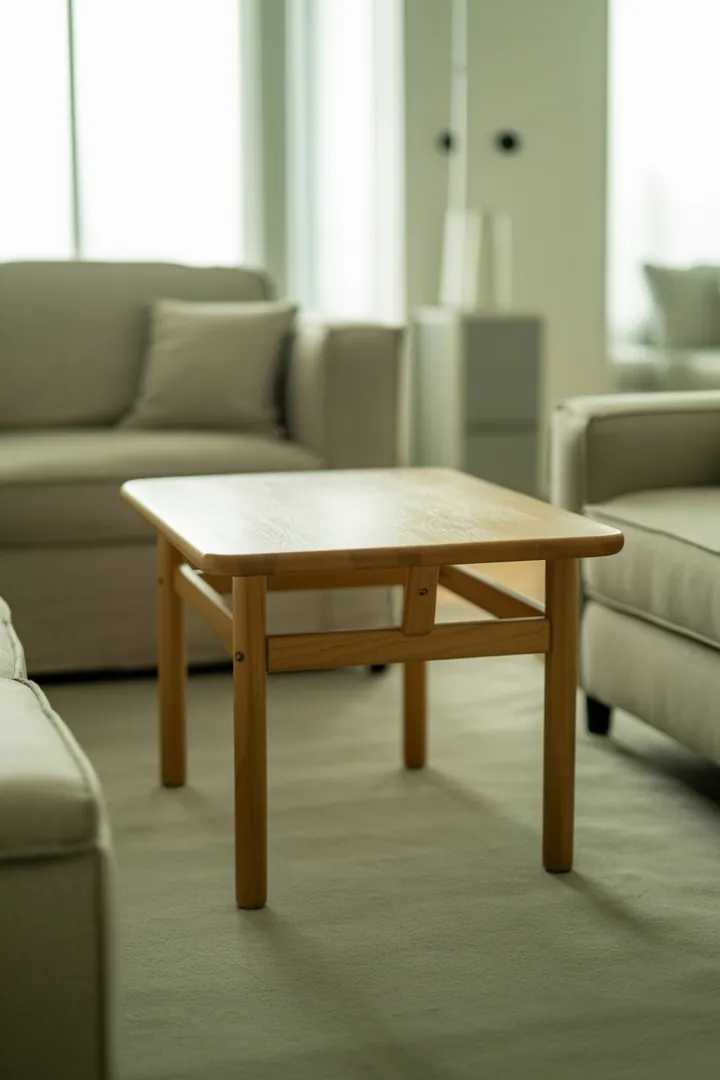 Kleiner Esstisch als kompakter Essplatz für kleine Wohnung oder WG.