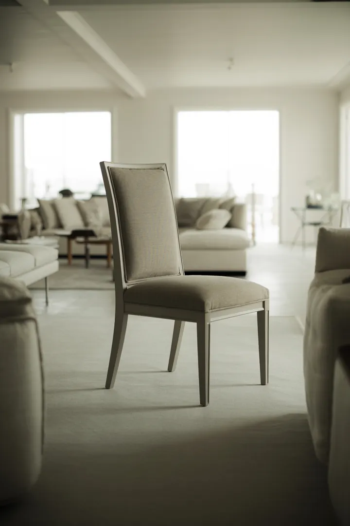 Gepolsterter Esszimmerstuhl für mehr Komfort am Esstisch, mit Fokus auf pflegeleichten Bezügen bei häufiger Nutzung.
