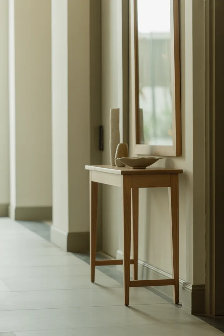 Flurkonsole als schmale Ablage im Eingangsbereich, um Schlüssel und Post geordnet an einem festen Platz zu sammeln.