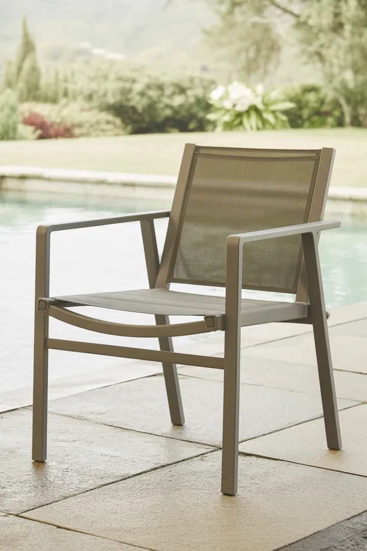 Wetterfester Gartenstuhl als robuste, pflegeleichte Sitzlösung für Terrasse oder Garten bei häufiger Nutzung.