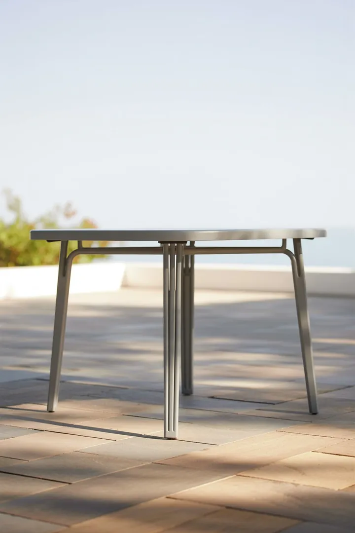 Wetterfester Gartentisch als robuste Essfläche draußen mit geringem Pflegeaufwand über die Saison.