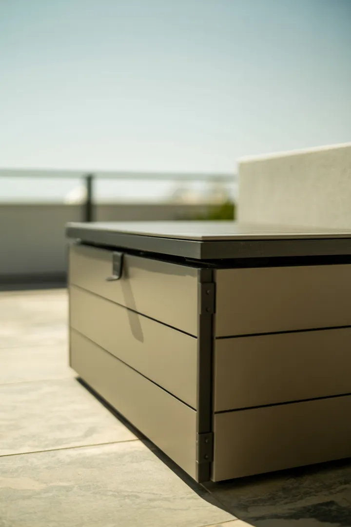 Outdoor-Kissenbox als wetterfester Stauraum für Auflagen, mit Belüftung gegen Muff und schneller Ordnung auf der Terrasse.