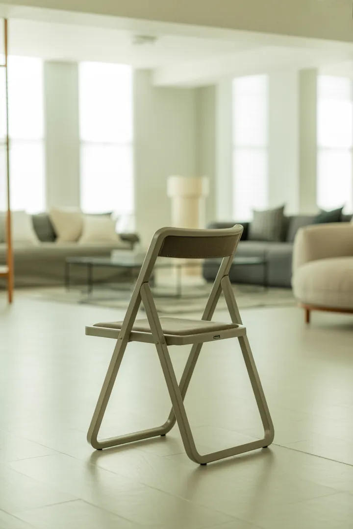Klappstuhl als platzsparender Zusatzstuhl, schnell verstaut und bei Gästen sofort einsatzbereit.