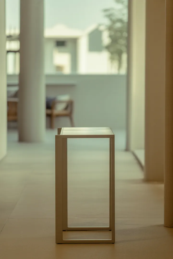 Schmaler Konsolentisch im Flur als platzsparende Ablage für Schlüssel, Post und Alltagskram.