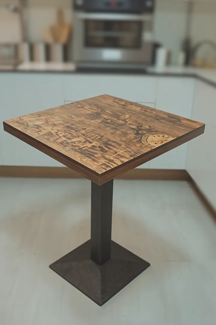 Kleiner Küchentisch als pflegeleichter Ess- und Arbeitsplatz in einer kleinen Küche.