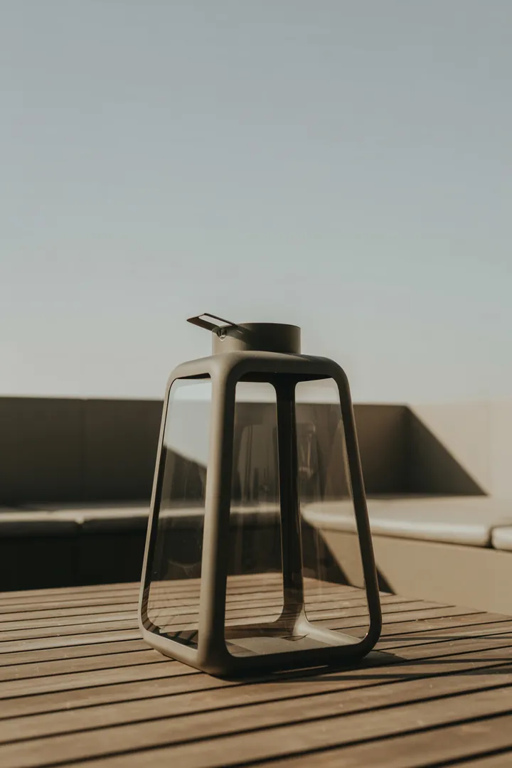 Outdoor-Laternen als wetterfeste, windstabile Stimmungbeleuchtung für Balkon oder Terrasse, ideal in mehreren kleinen Lichtpunkten statt einem grellen.