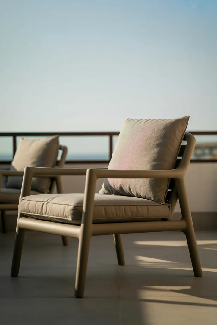 Liegestuhl für den Balkon als klappbare Entspannungsfläche, verstellbar und passend für wenig Platz.