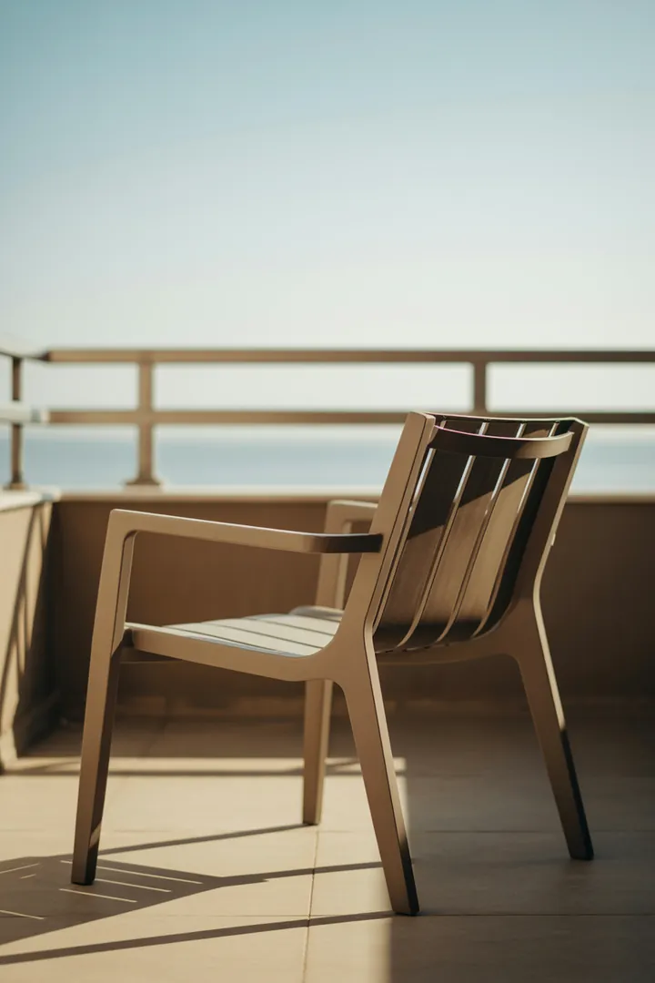 Loungesessel für den Balkon als wetterfester Einzelplatz, der eine kleine Ruhezone schafft trotz wenig Fläche.