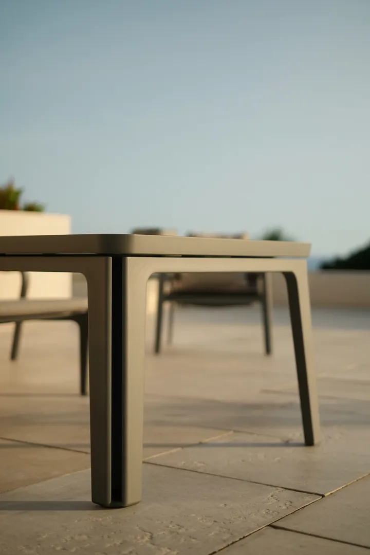 Outdoor-Loungetisch als wetterfeste Ablage in der Lounge-Ecke auf Terrasse oder im Garten.