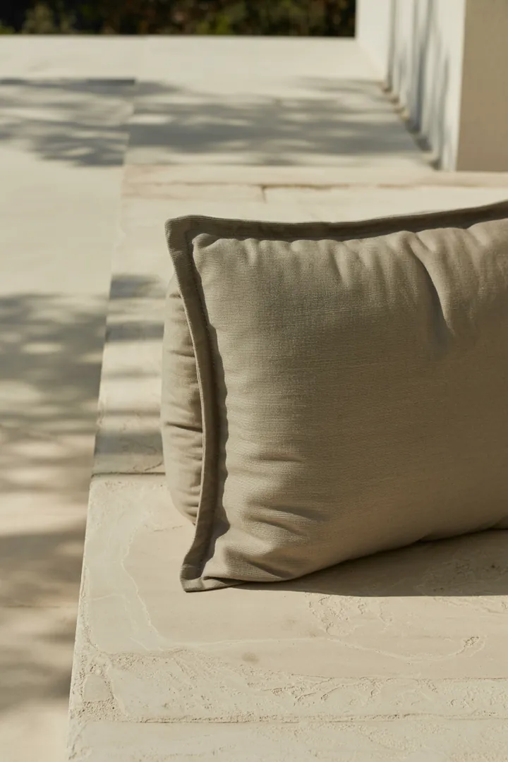 Outdoor-Kissen als Komfort- und Farb-Upgrade draußen, ideal mit wasserabweisendem, UV-beständigem Bezug und guter Lagerung bei Regen.