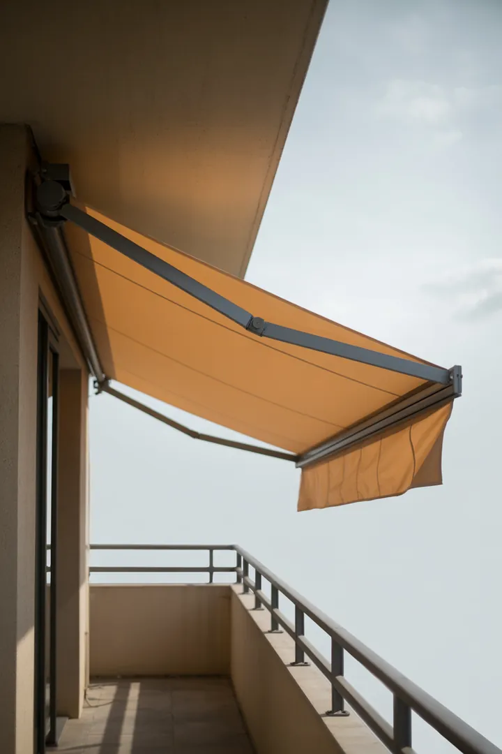 Seitenmarkise für den Balkon als ausziehbarer Sicht- und Windschutz, flexibel nutzbar und bei starkem Wind besser eingefahren.
