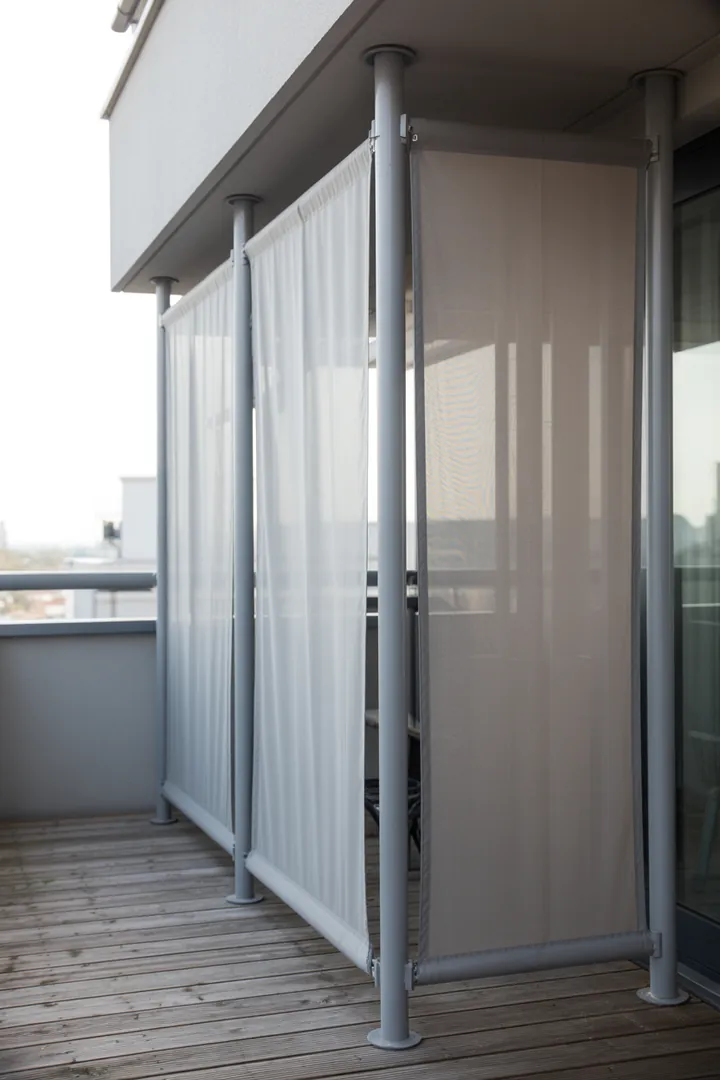 Balkon-Sichtschutz ohne Bohren als mietfreundliche Privatsphäre-Lösung, sicher befestigt gegen Wind und rückstandsfrei wieder entfernbar.