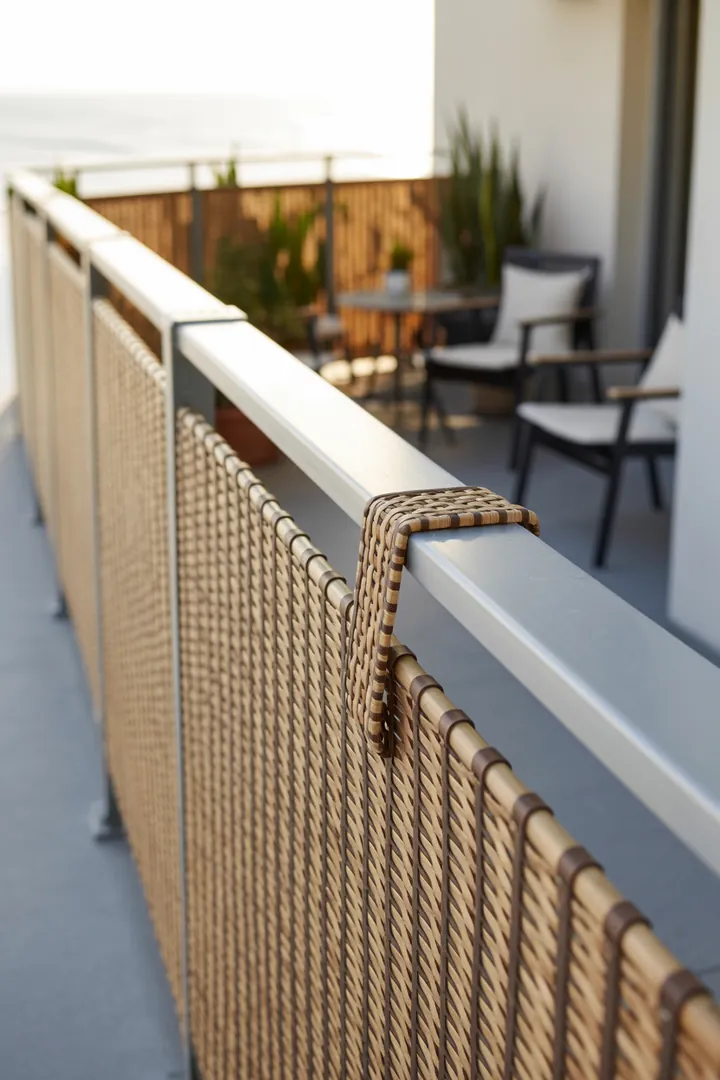 Sichtschutzmatte für den Balkon als Geländer-Abschirmung, wirksam und windstabil bei vielen Befestigungspunkten und wetterfestem Material.